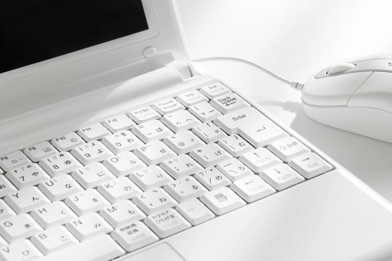 白いWindowsノートパソコンイメージ